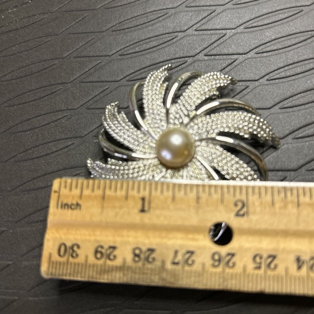 Elegant Silver and Pearl Brooch Sarah Coventry Vintage - Picture 2 of 4